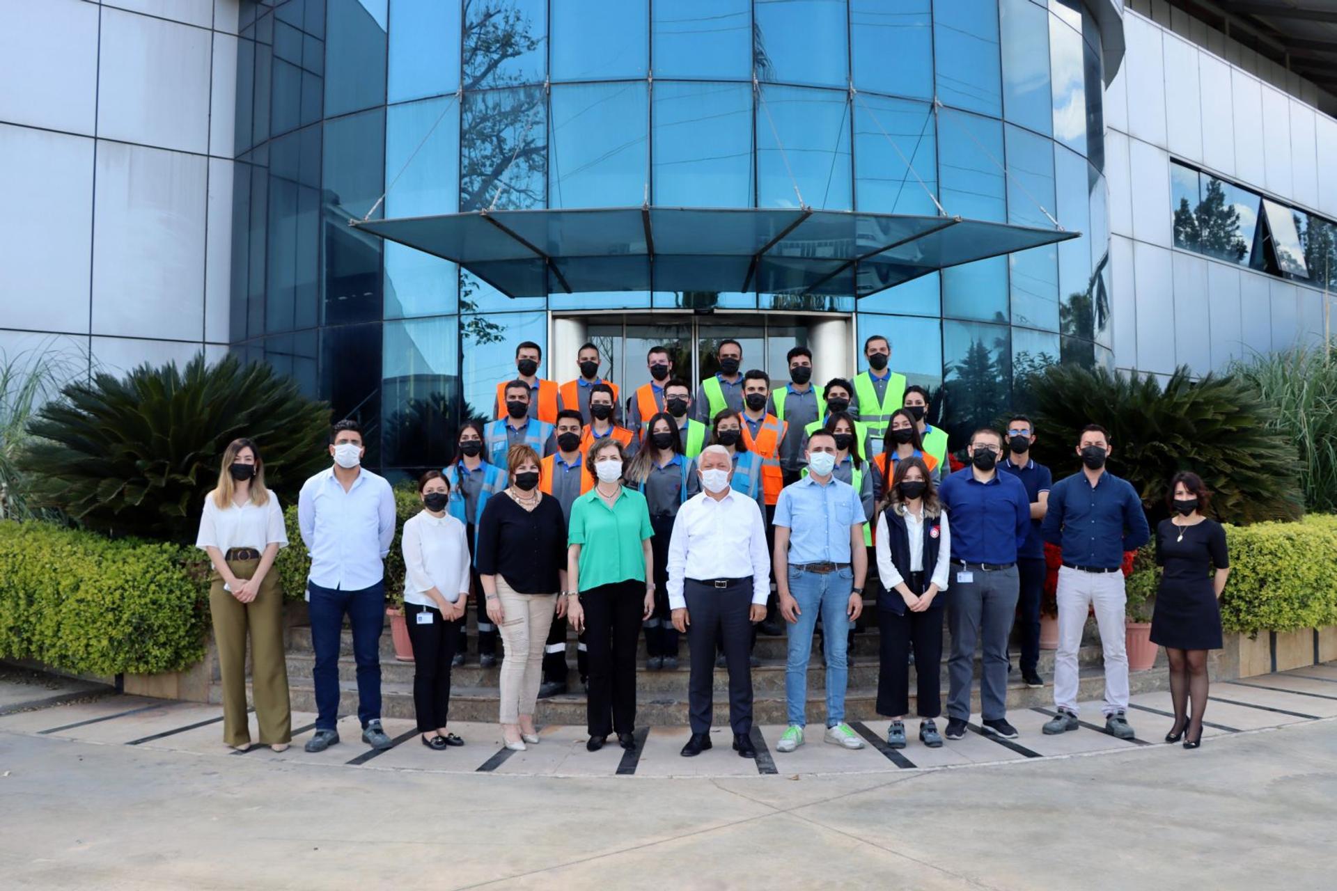 Cam cepheli AKE binası önünde tüm çalışanların grup fotoğrafı