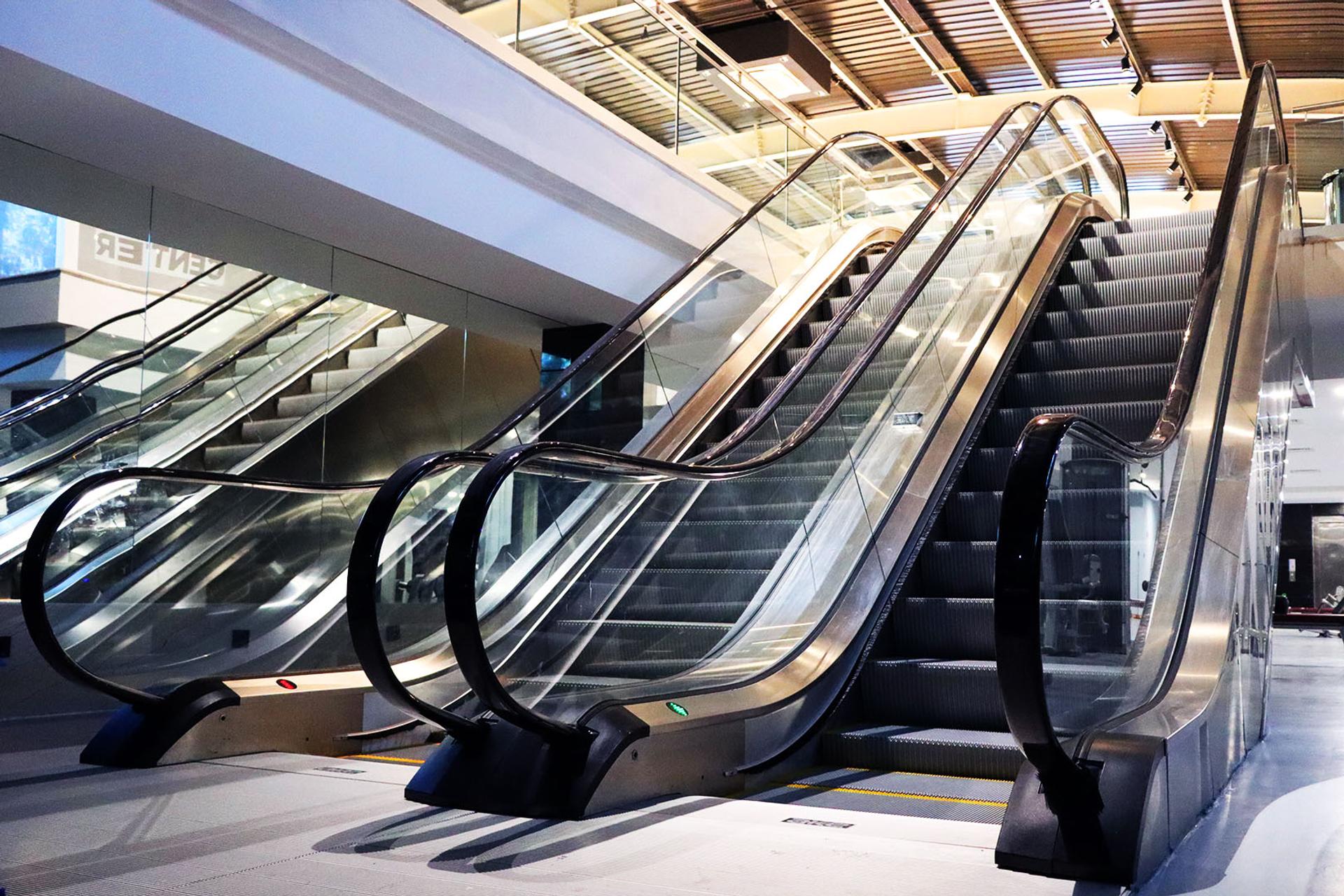 Reference installation of glass-balustrade escalators in a shopping mall