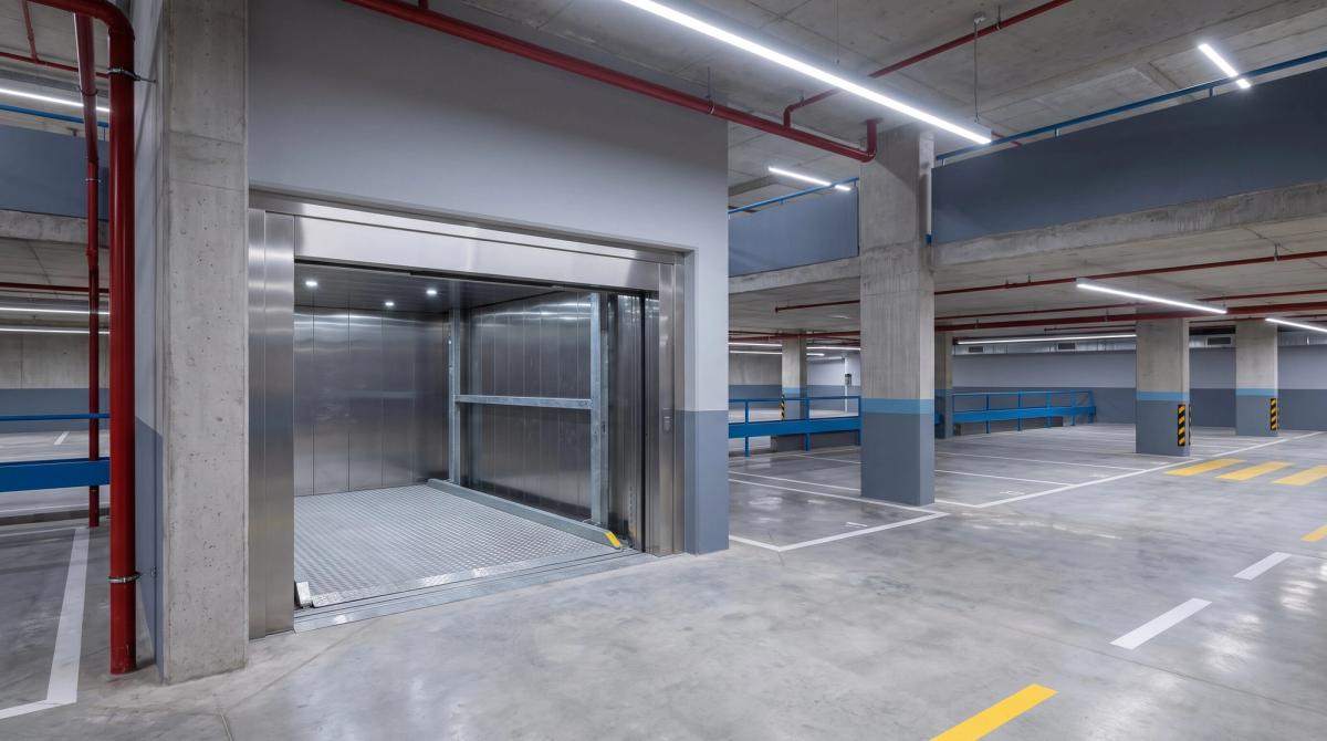 Kapalı otoparkta araç platformlu endüstriyel araç asansörü