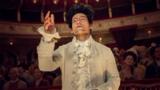 Will Sharpe interpreta Wolfgang Amadeus Mozart na série de TV Amadeus.