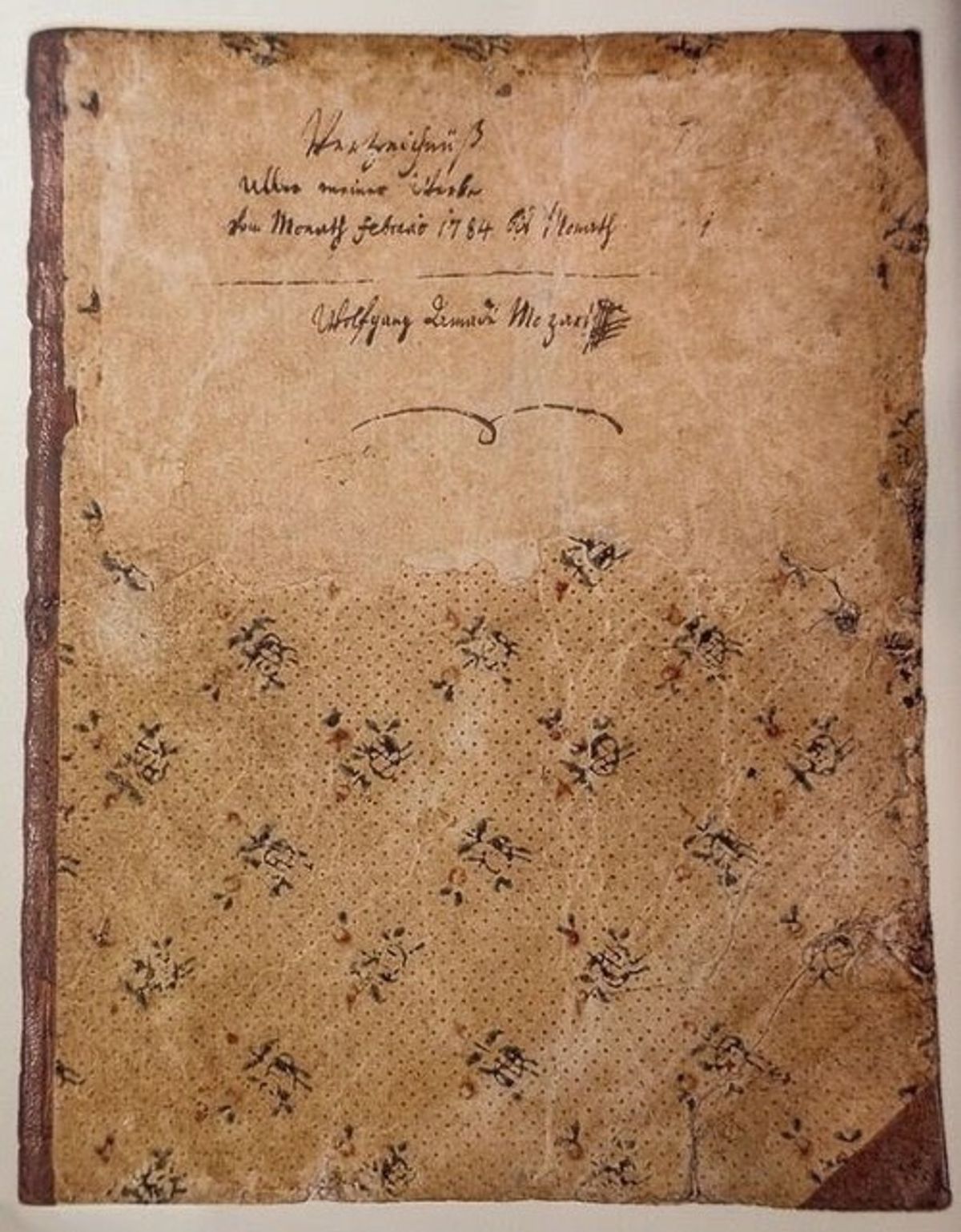 Cubierta decorada y desgastada del catálogo personal de obras de Mozart, con un encabezamiento manuscrito y su nombre
