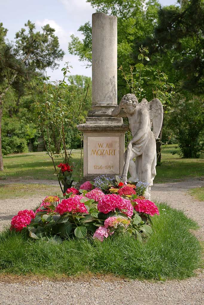 Monumento a Mozart con un angelo in lutto nel cimitero di Sankt Marx a Vienna