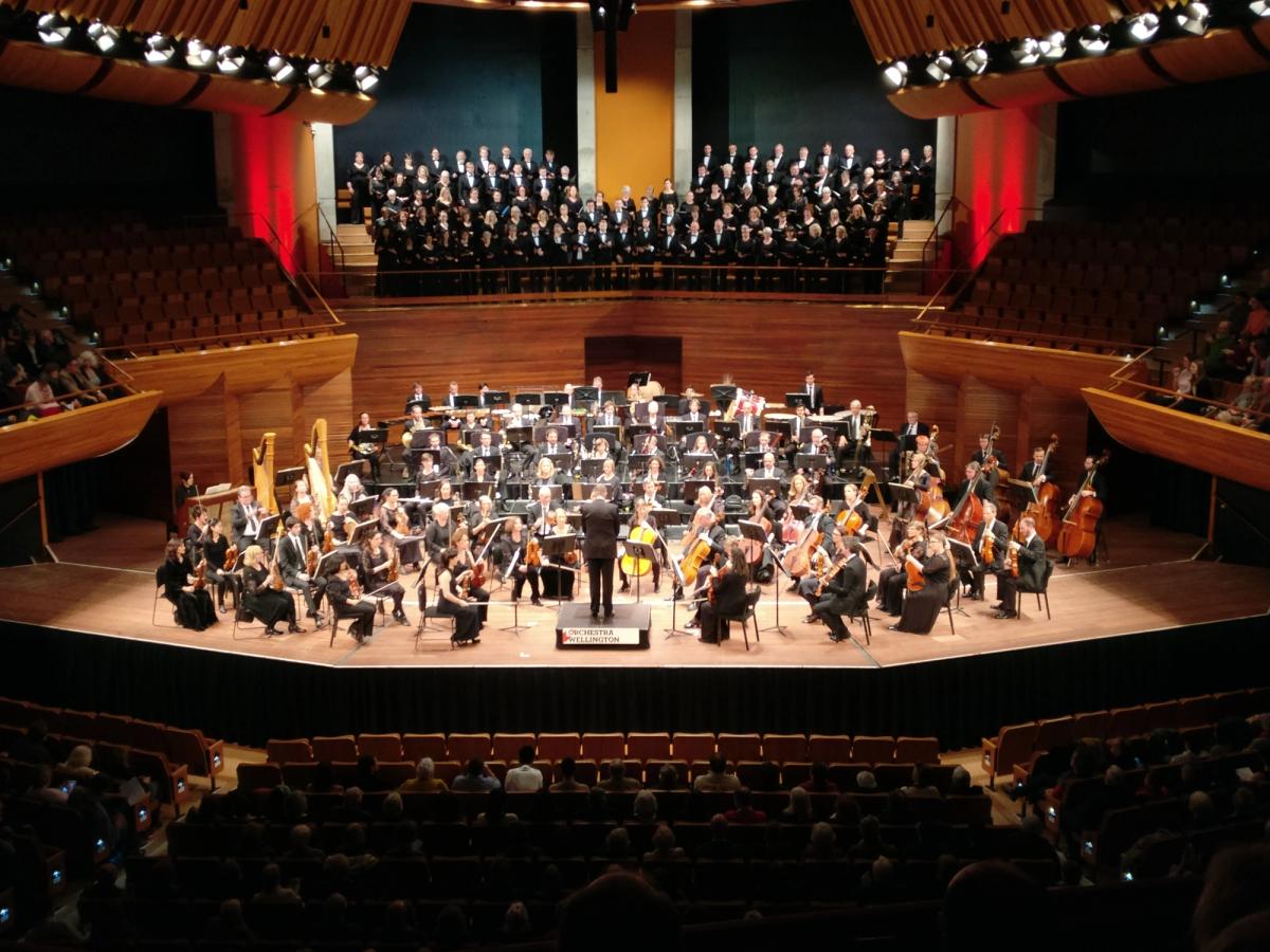 Orchestra Wellington sur scène, avec l’Orpheus Choir derrière les instrumentistes