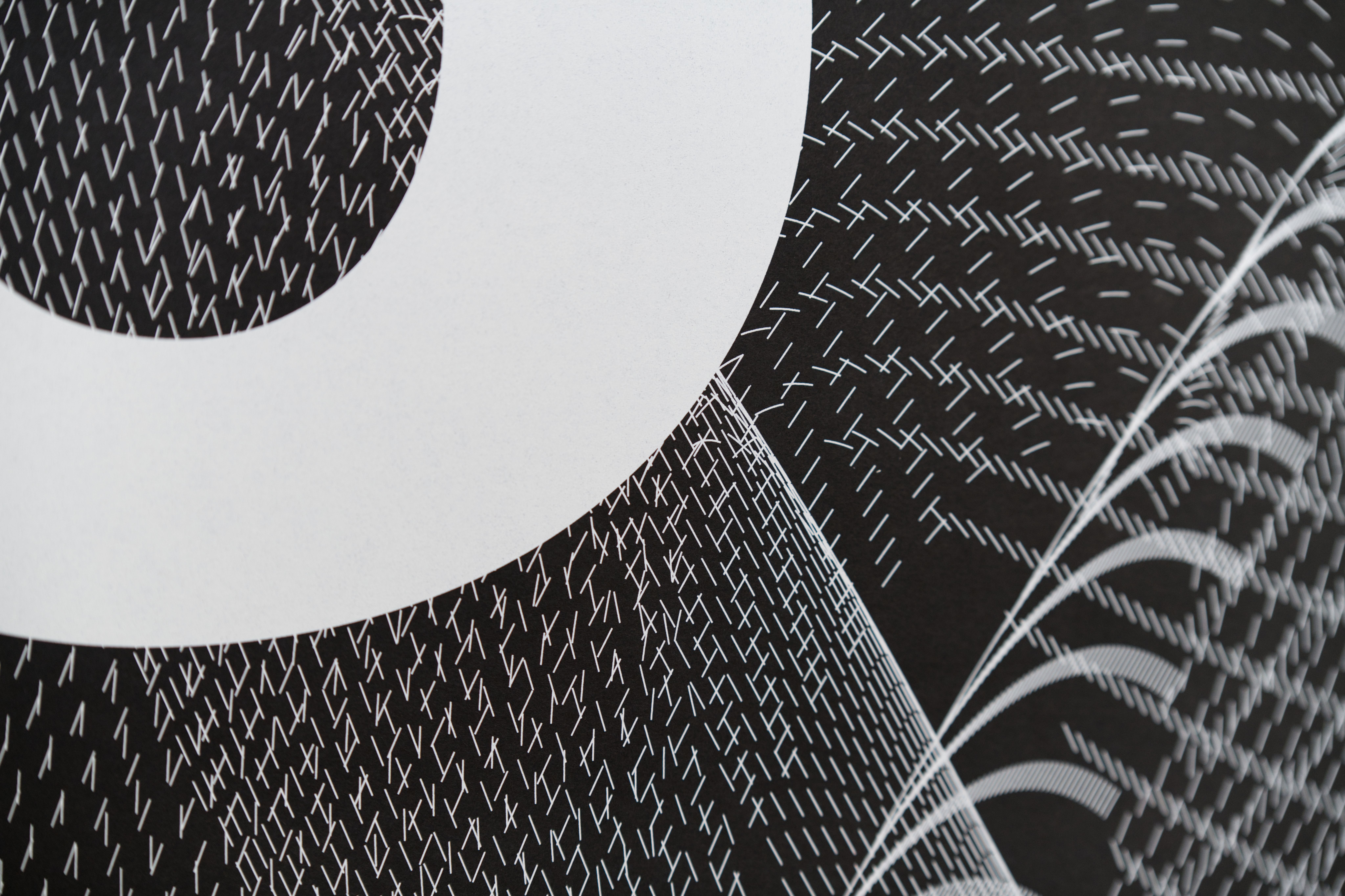 En tykk hvit kurve sammen med mange tynne korte hvite linjer på sort bakgrunn