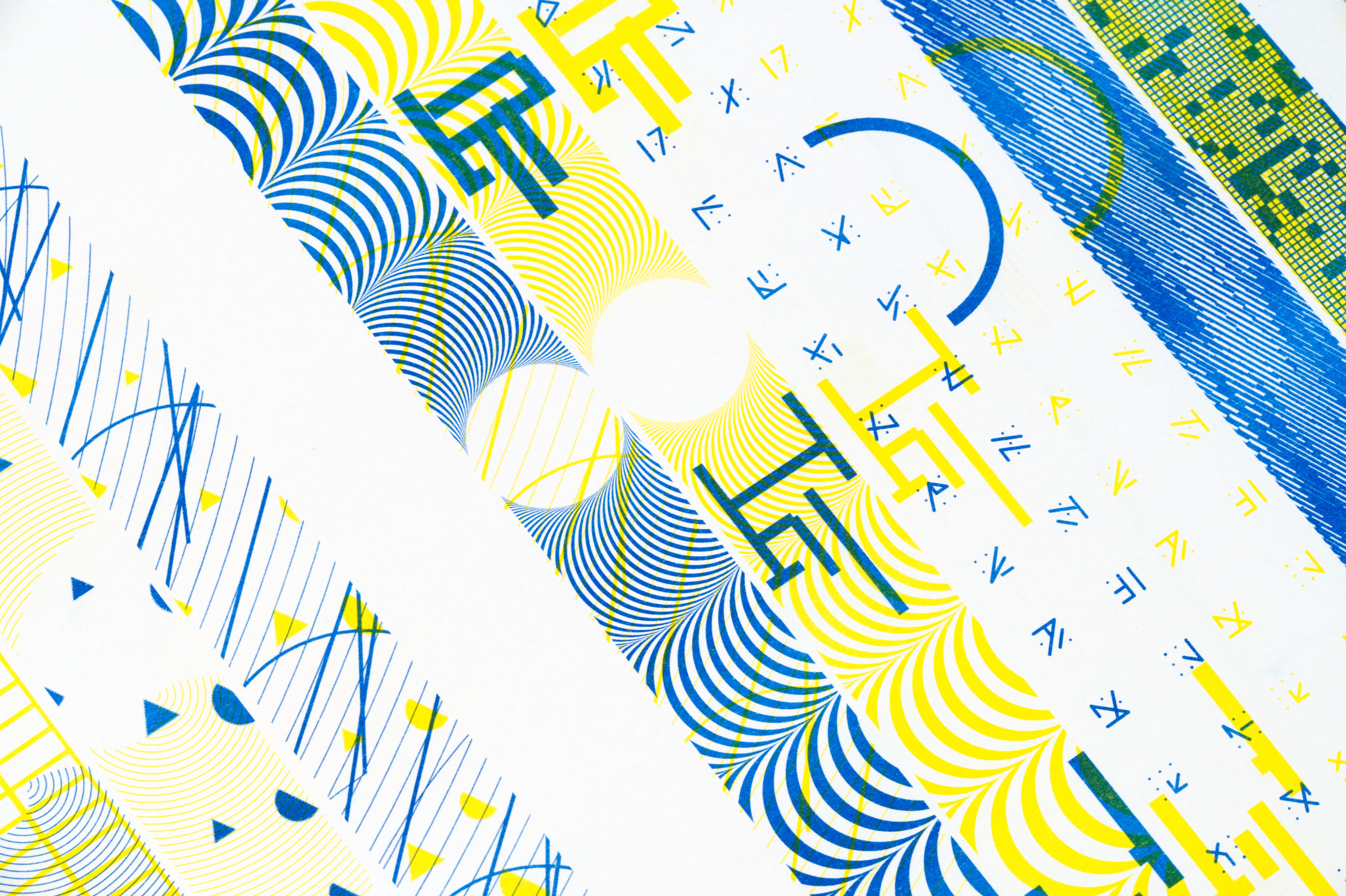 Foto av printet grafikk. Kolonner med to ulike mønster i blått og gult.