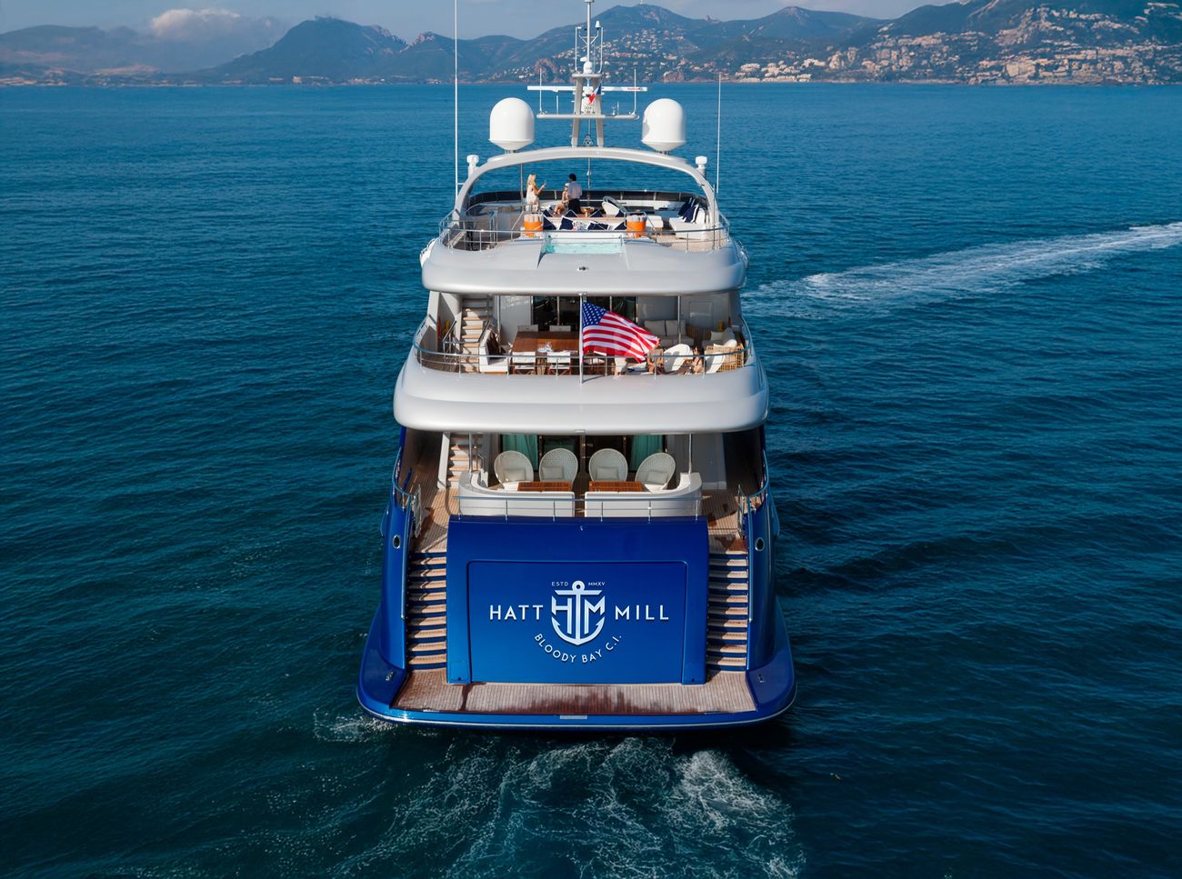 Hatt Mill Mega Yacht: stern lettering