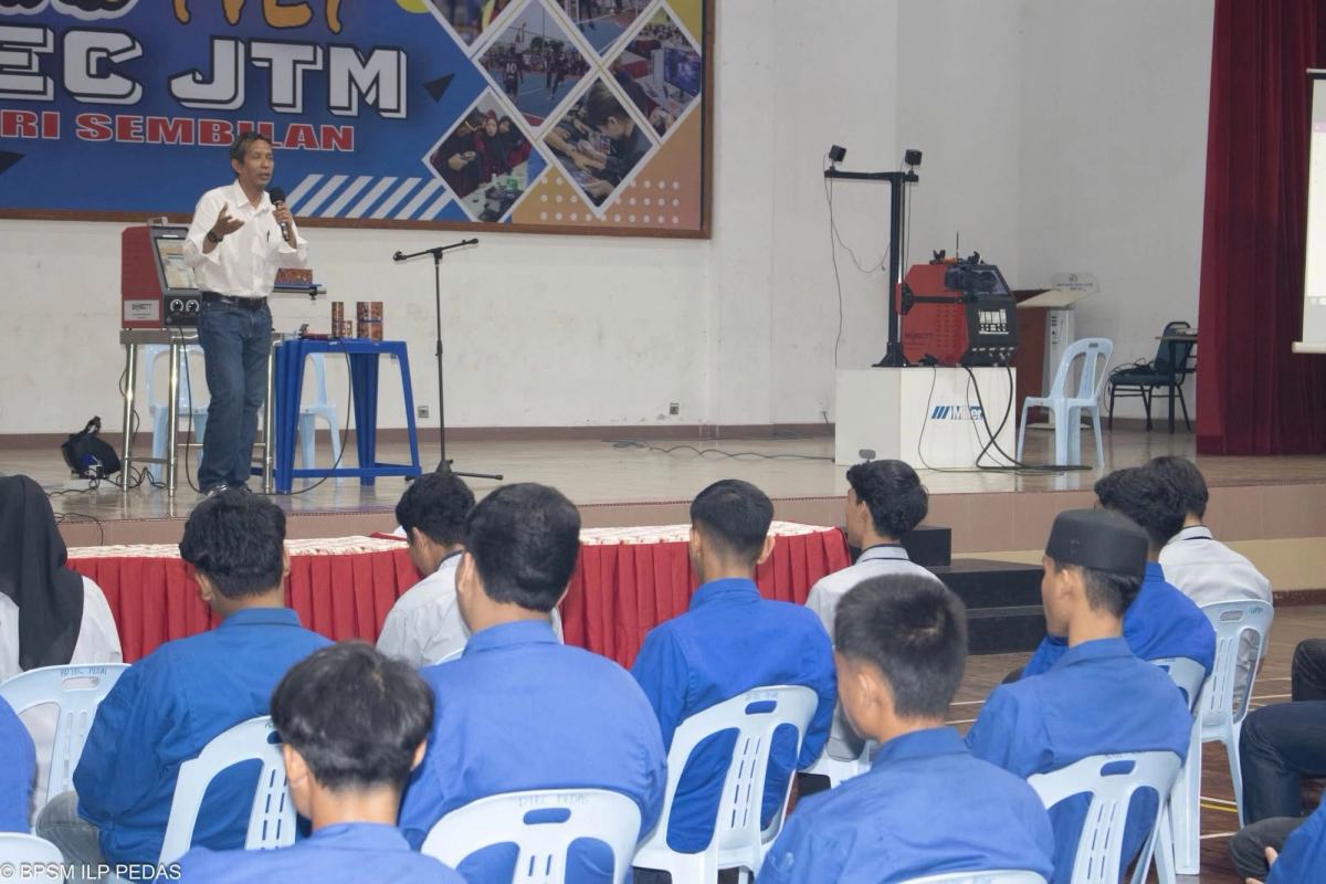 Presenter addressing students during the industrial skills seminar at ADTEC JTM Kampus Pedas