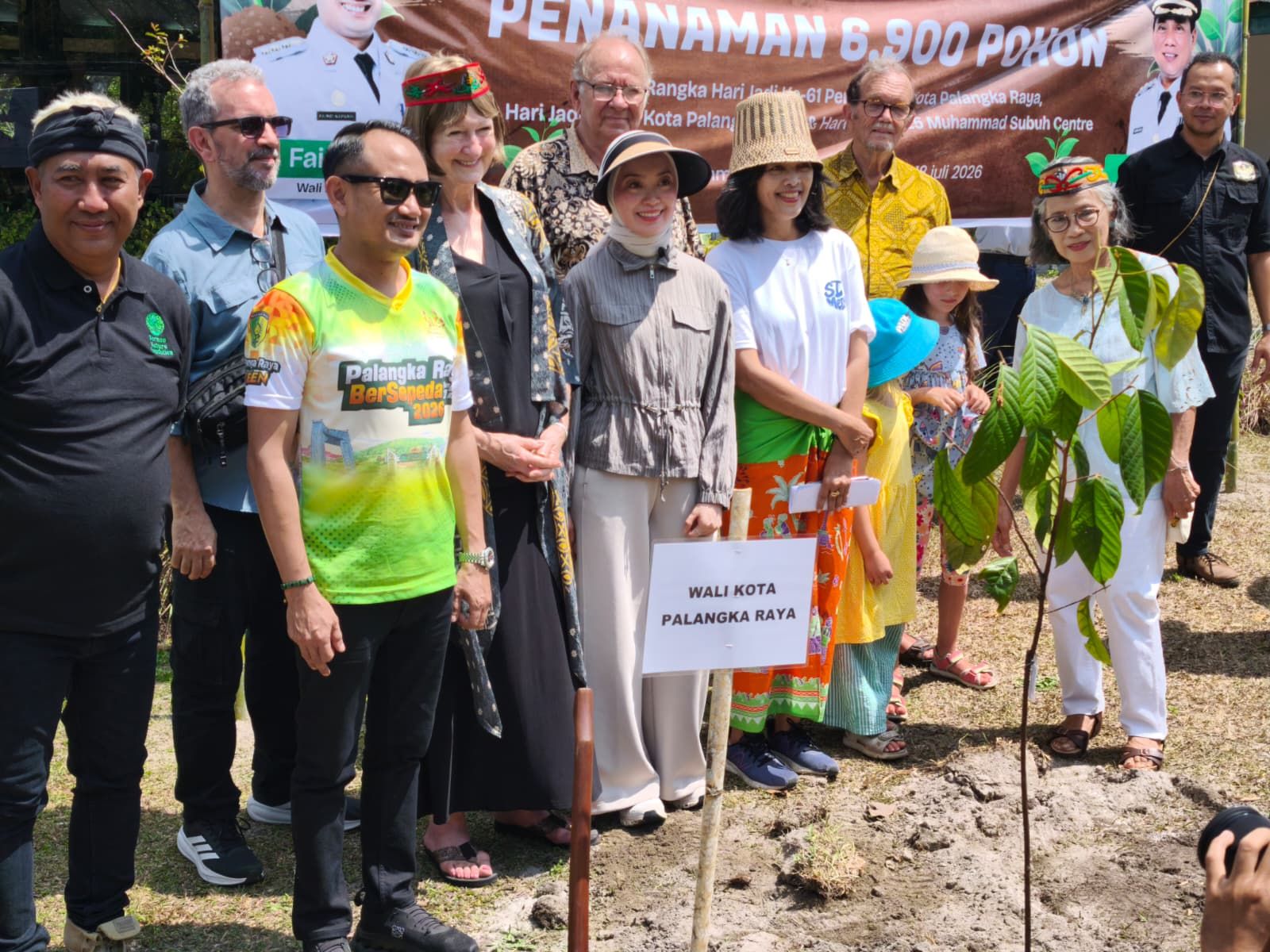 Lamberto Arevalo, Rifka Several, Victor Bohn, Michael Van der Matten and Amaliya Lerigo at the tree planting