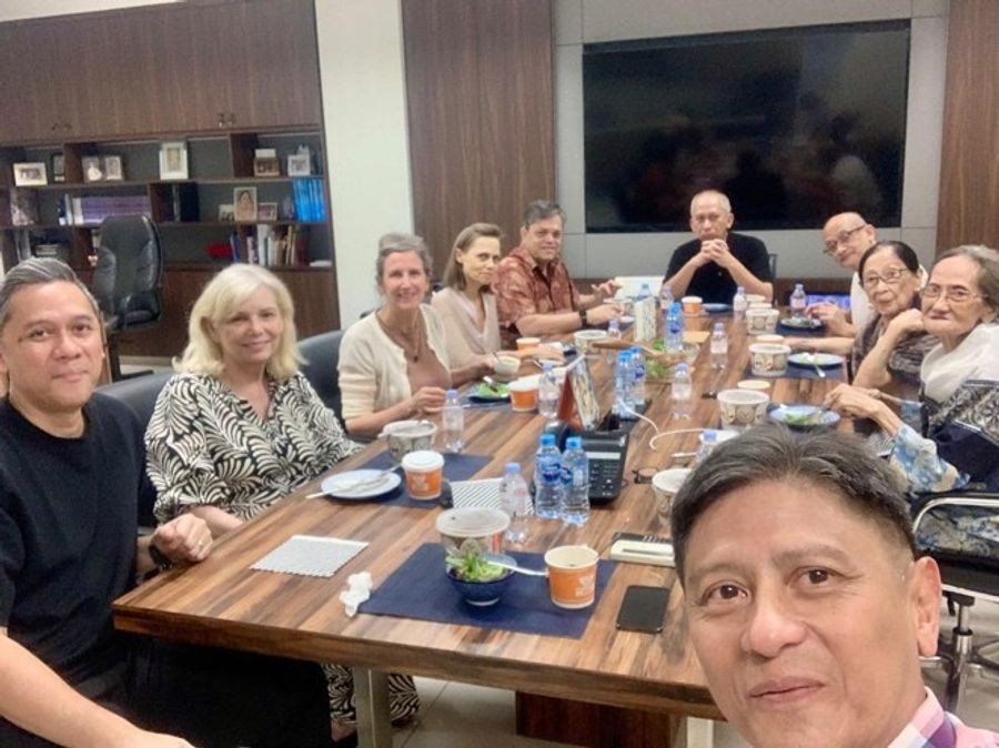 IHs with left, Suyono (former WSA exec. chair), back right Suryadi (former IH), Ibu Isaman and Ibu Yati