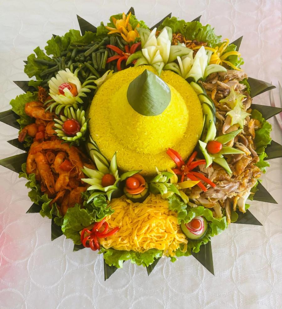 The beautiful Nasi Tumpeng (yellow rice mountain)