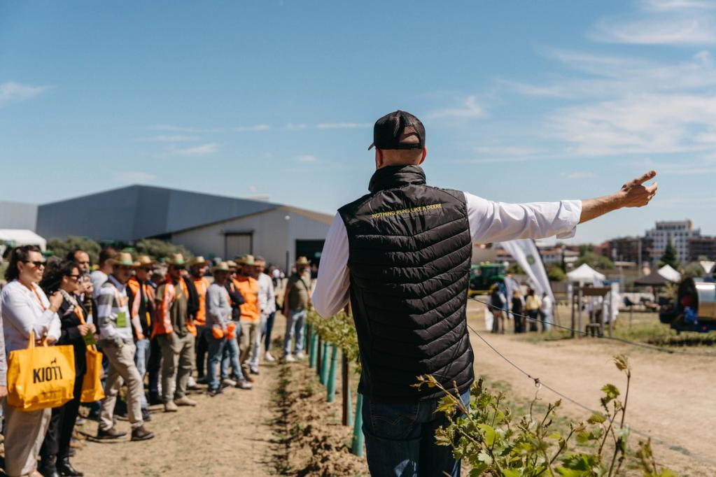 How Dealers and Distributors Will Make or Break Agricultural Robotics Adoption