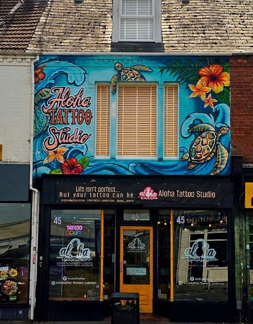 Aloha Tattoo Studio shopfront mural with sea turtles, waves and hibiscus flowers, 45 Bristol Road, Gloucester by Thomas Palaniuk