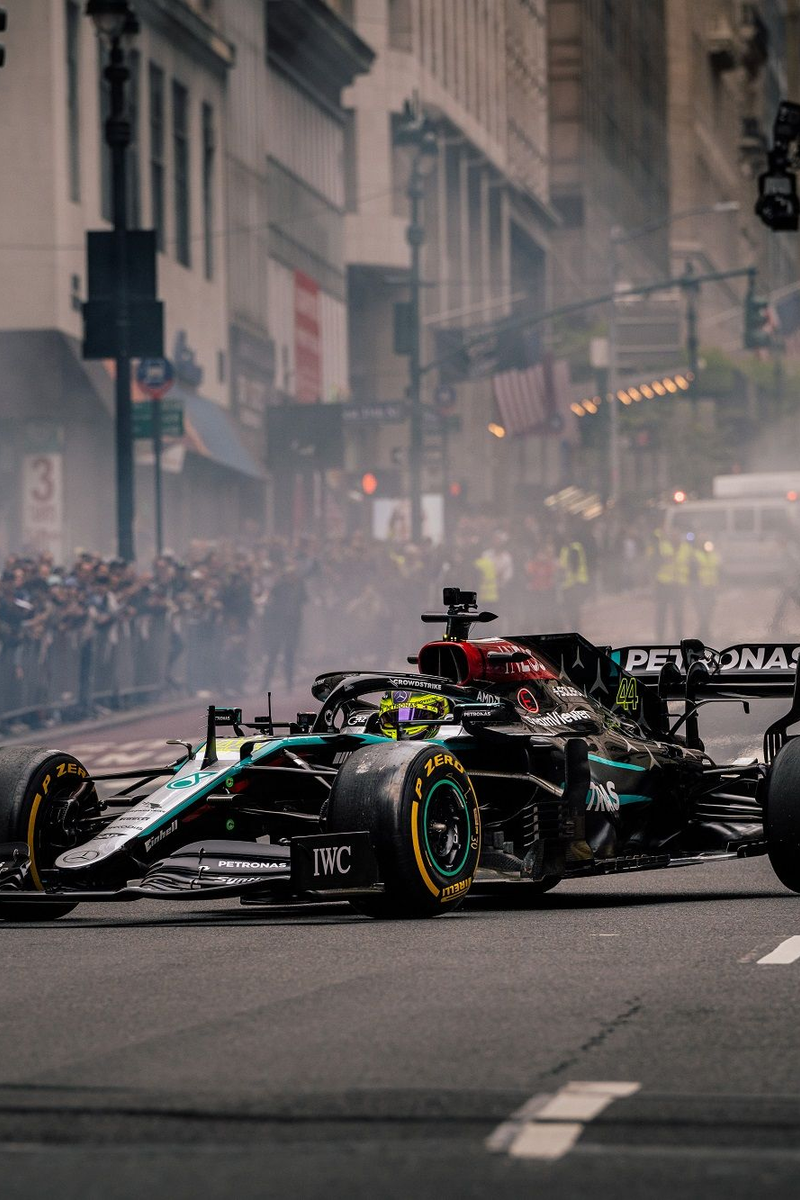 WhatsApp / Lewis Hamilton