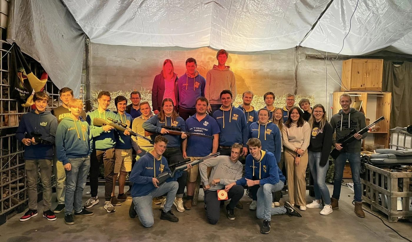 Jongeren van KLJ Merkem die samen plezier maken tijdens een activiteit