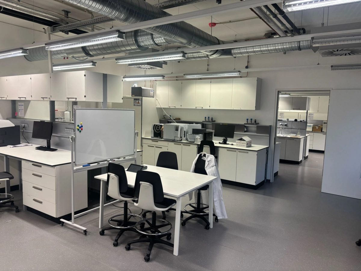 Laboratory with workbenches, lab chairs and a whiteboard