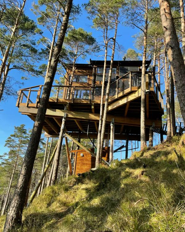 Moderne tretopphytte i Sågvåg på Stord
