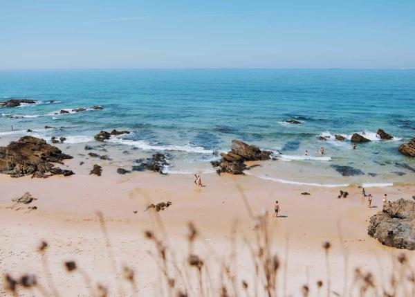 En strand i nærheten av en campingplass i Sør-Portugal