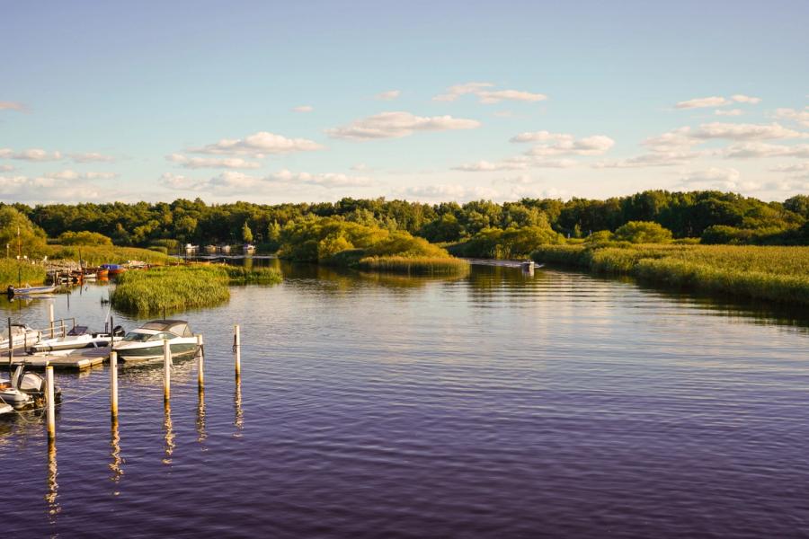 Lugn idyllisk lagun i Skåne, Sverige
