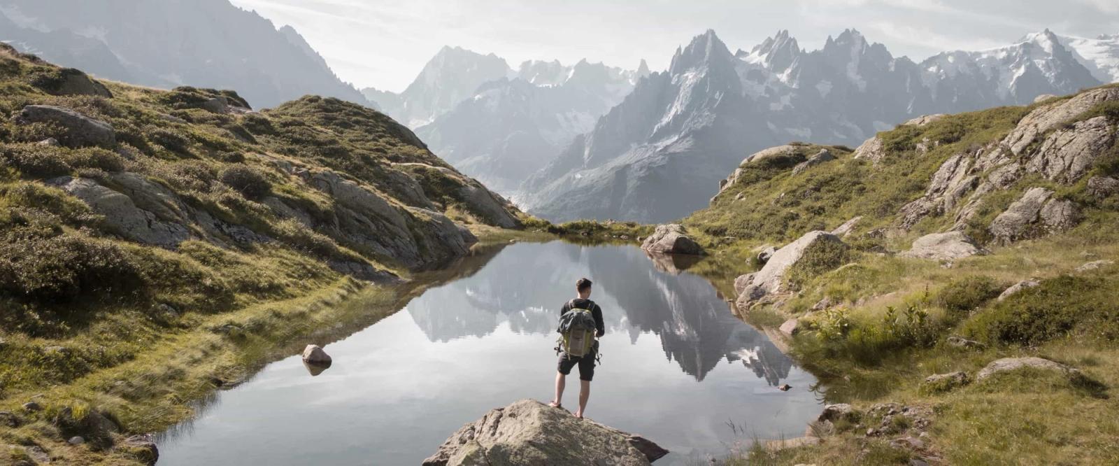 Un randonneur qui campe en France dans les Alpes, près de Montblanc