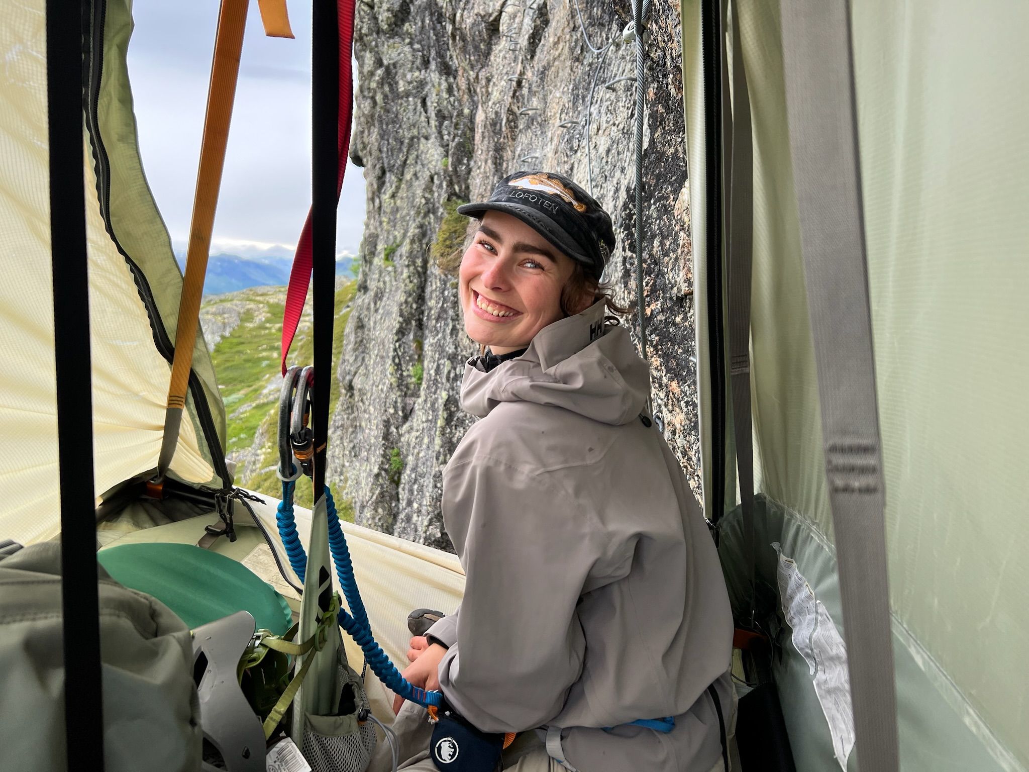 Vores nat i en portaledge på en norsk fjeldvæg