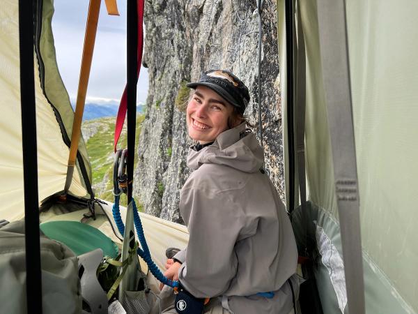 Vores nat i en portaledge på en norsk fjeldvæg