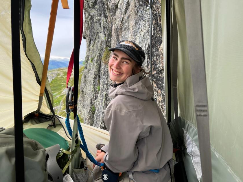 Vores nat i en portaledge på en norsk fjeldvæg