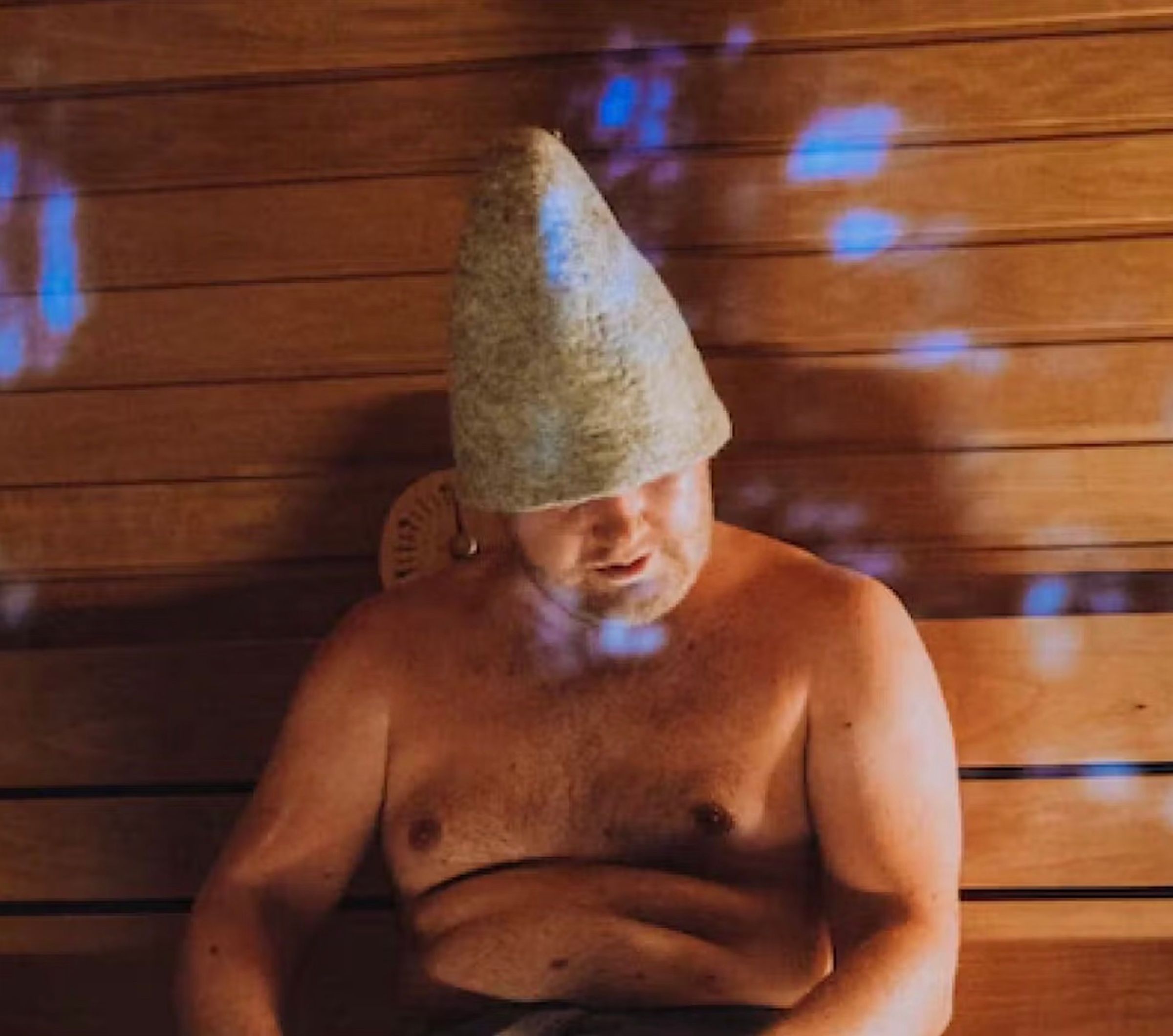 Hvorfor har man hue på i sauna?