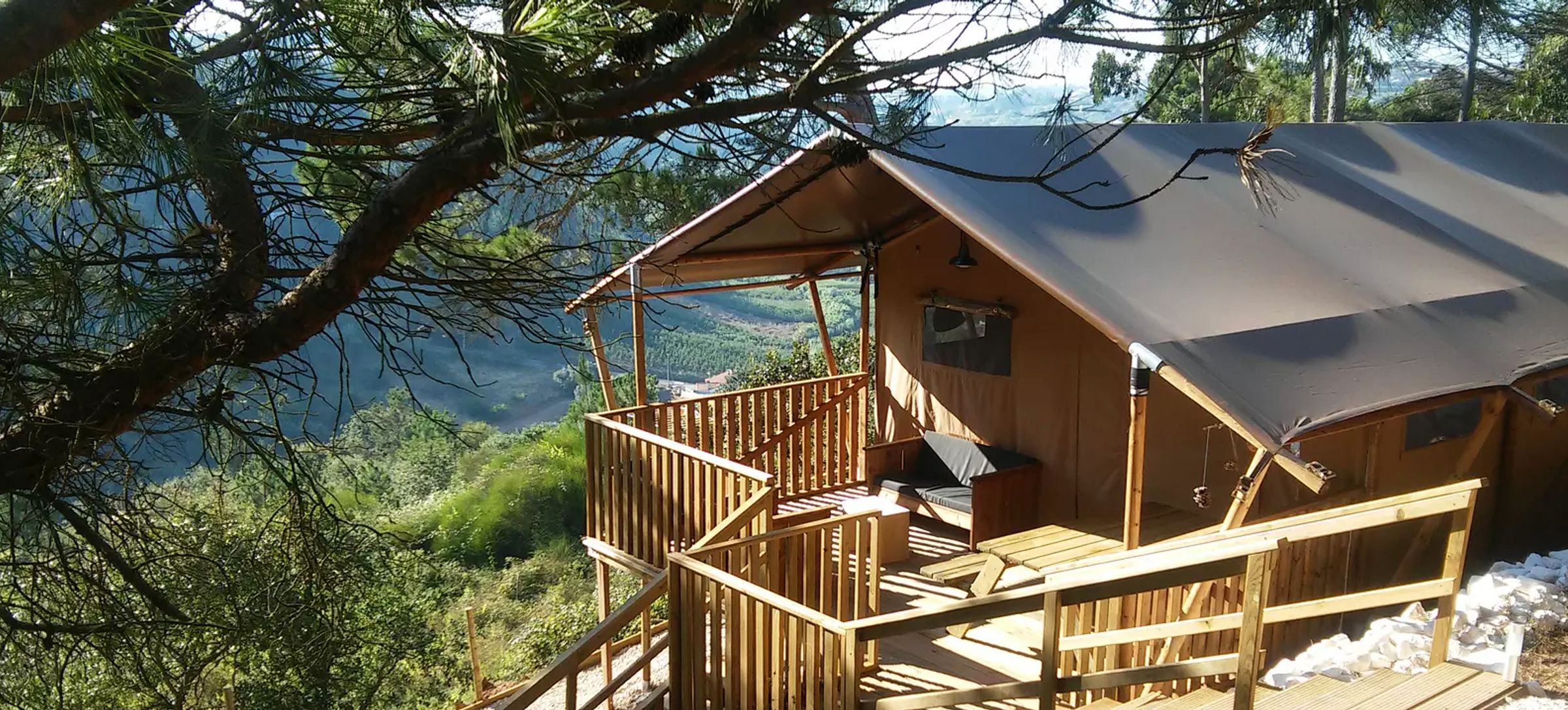 Tenda de glamping montada num jardim