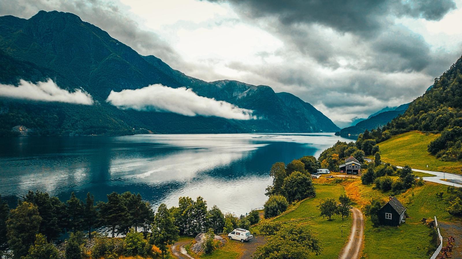 Camping på en gård ved en fjord i Norge