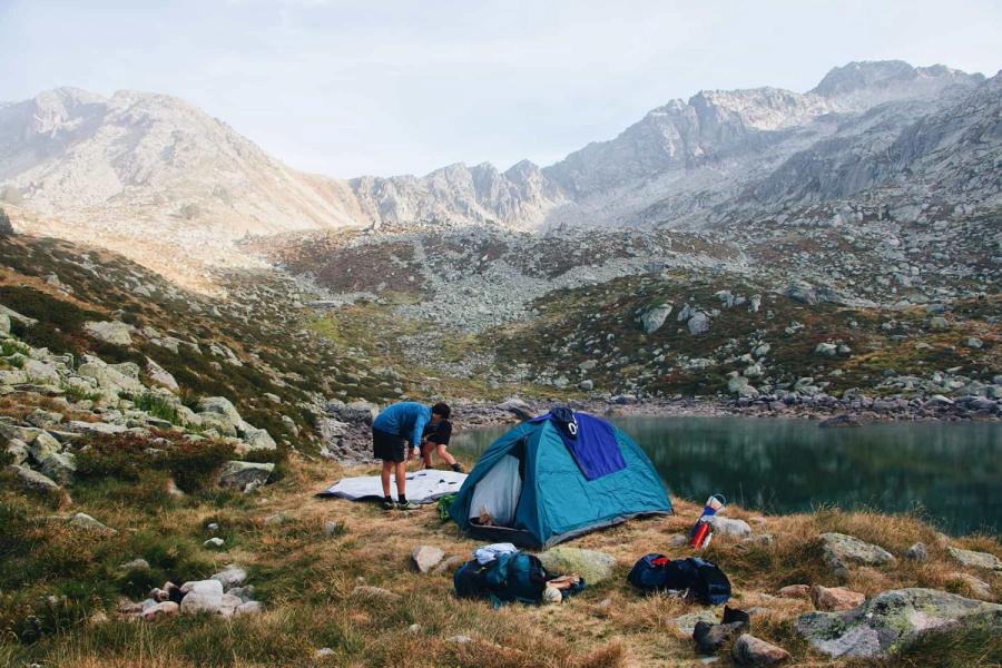 Camping sous la tente dans les Pyrénées en France