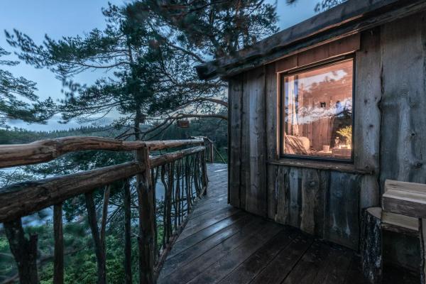 Ruhiger Abend in einem Baumhaus, ganz allein im norwegischen Wald