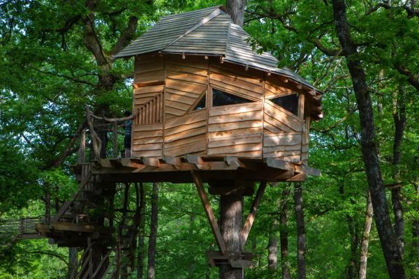 Artistic treehouse made for Glamping in France