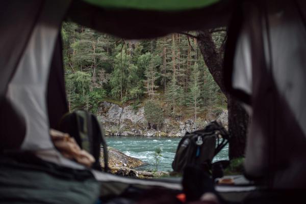 telt camping ved en elv i Norge