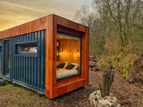Une petite maison comme hébergement de glamping dans les bois de France