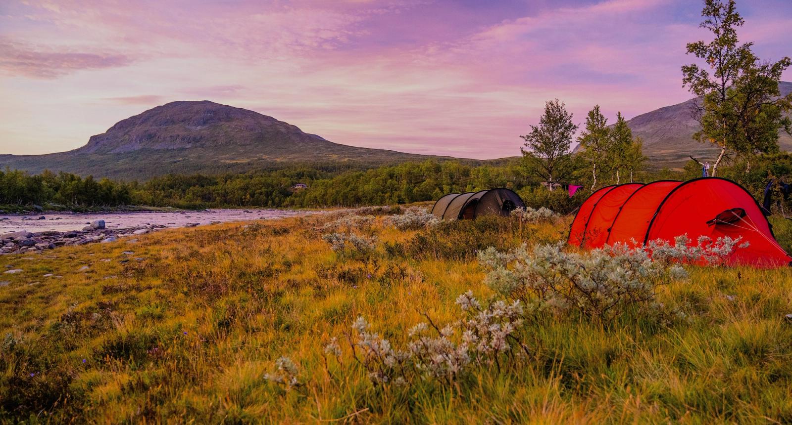 Campinglandskap i Sverige över sjö och berg