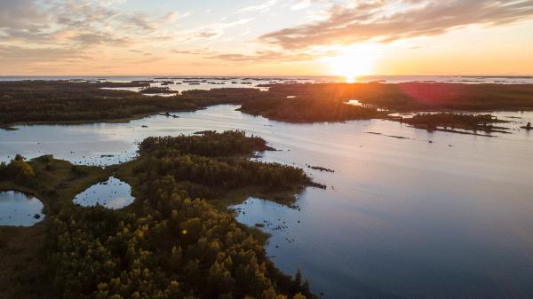 Svensk sø ved solnedgang