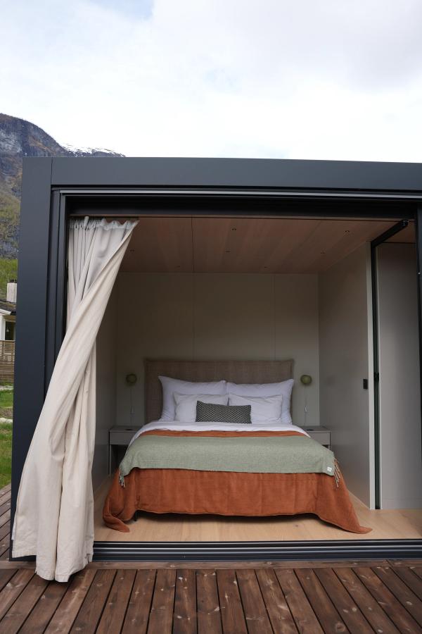 Naturomgivelsene rundt minihuset i Flåm