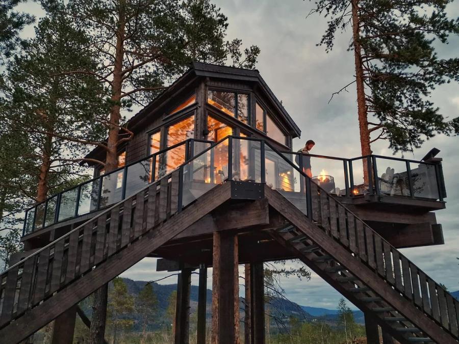 Luxurious treehouse by a river in Norway