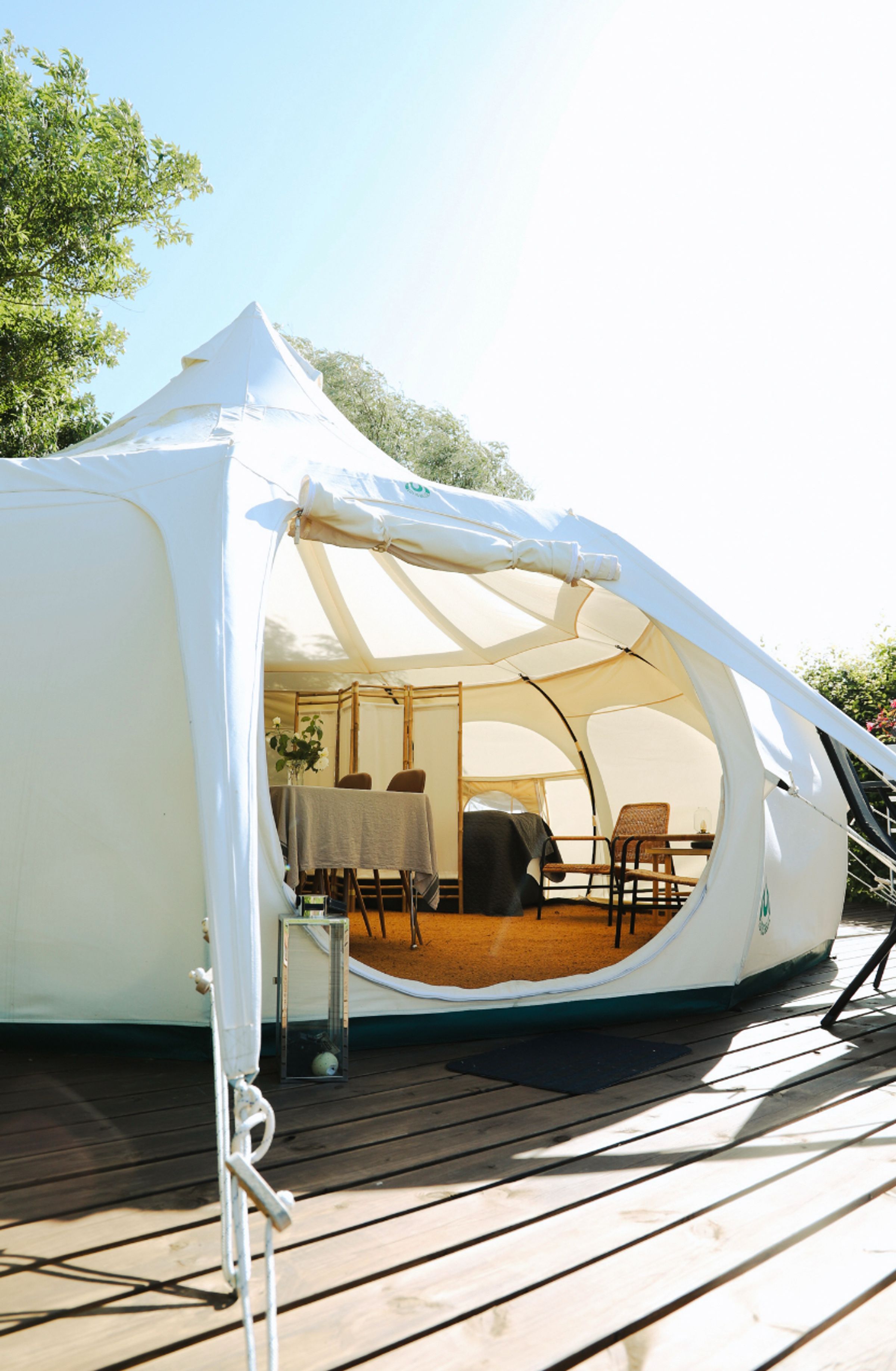 Glampingtält med badtunna i skånskt landskap
