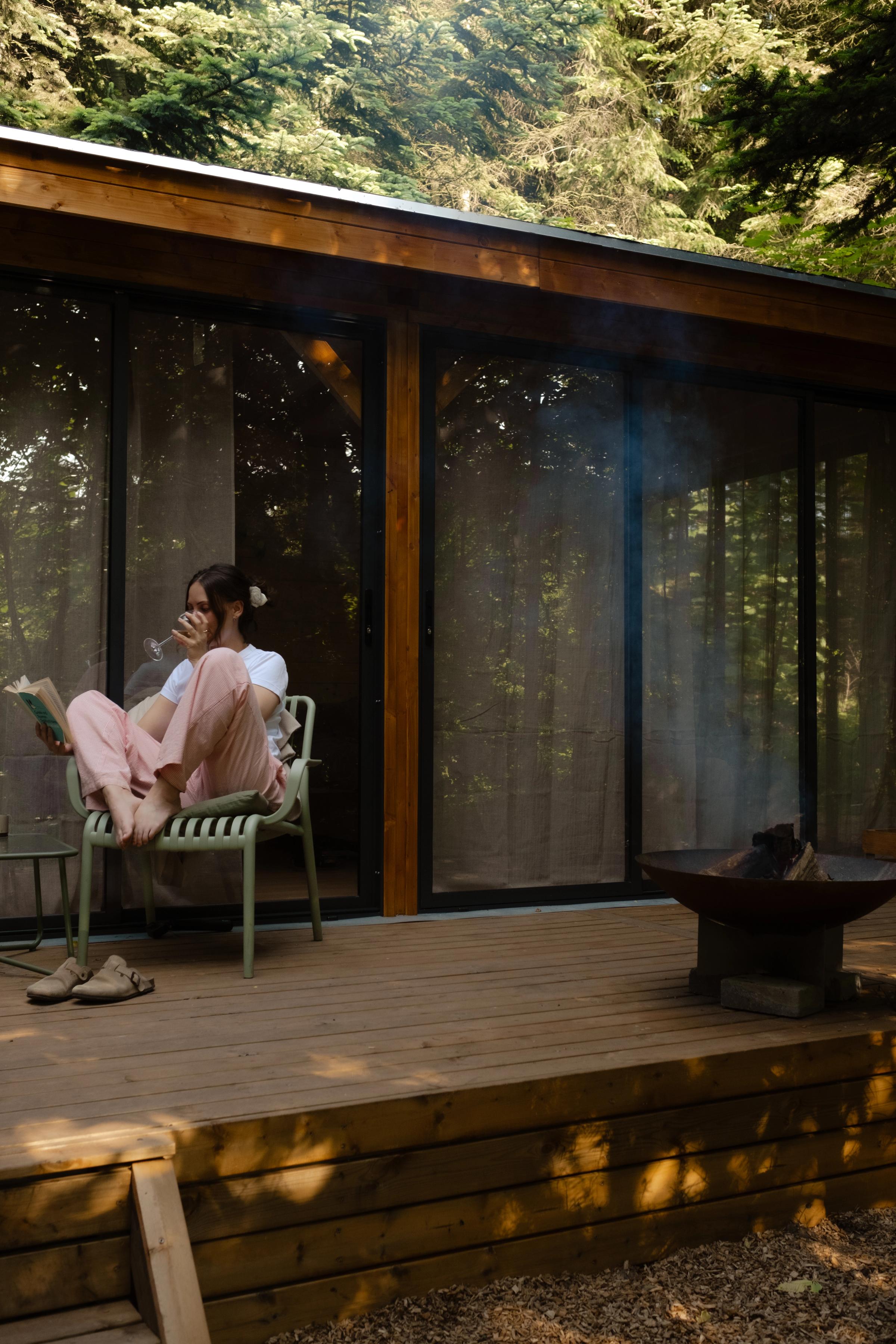 Romantisk naturophold i moderne skovhytte med stor terrasse og udsigt til grøn skov