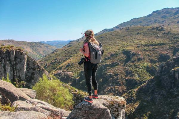 Uma mulher portuguesa a fazer caminhadas nas montanhas do Gerês em Portugal