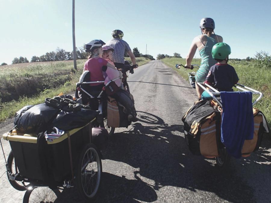 Familie på sykkel camping i Danmark