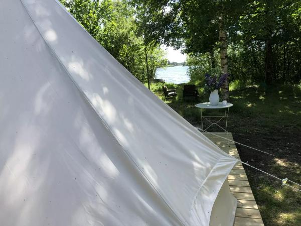 Glamping telt med udsigt over søen i Kronoberg, Sverige