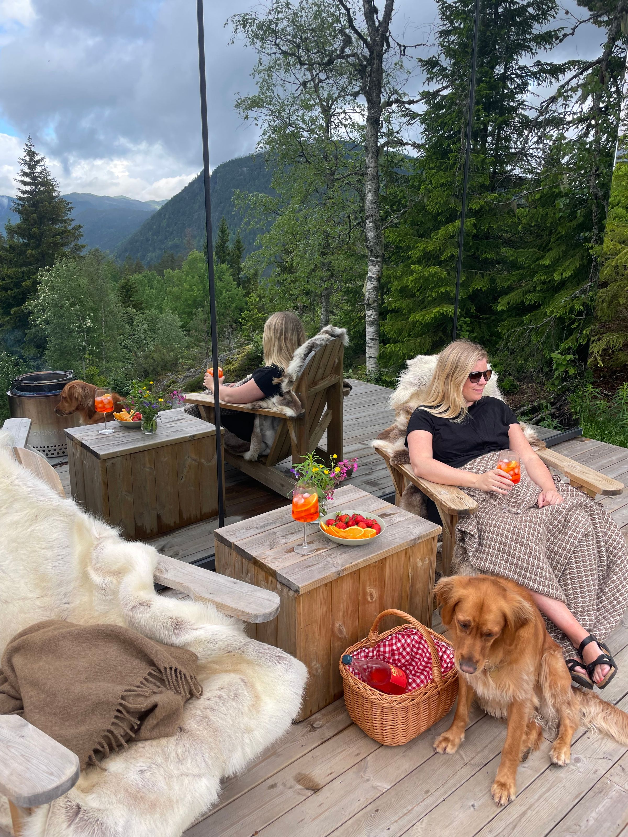 Theresa on a babymoon at the glass cabin Fenja in Dalen, Norway