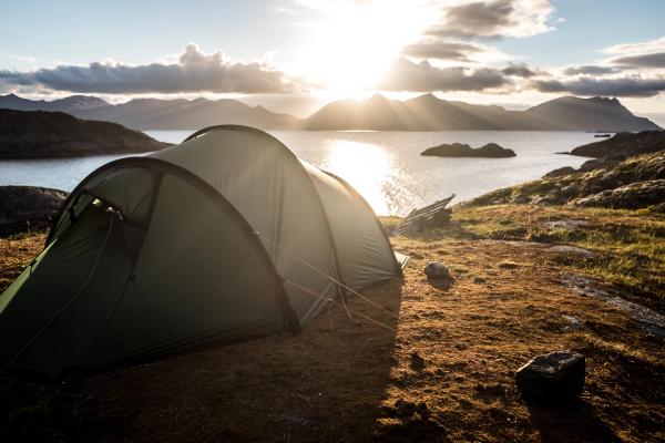 Camping telt langs havet i Norge