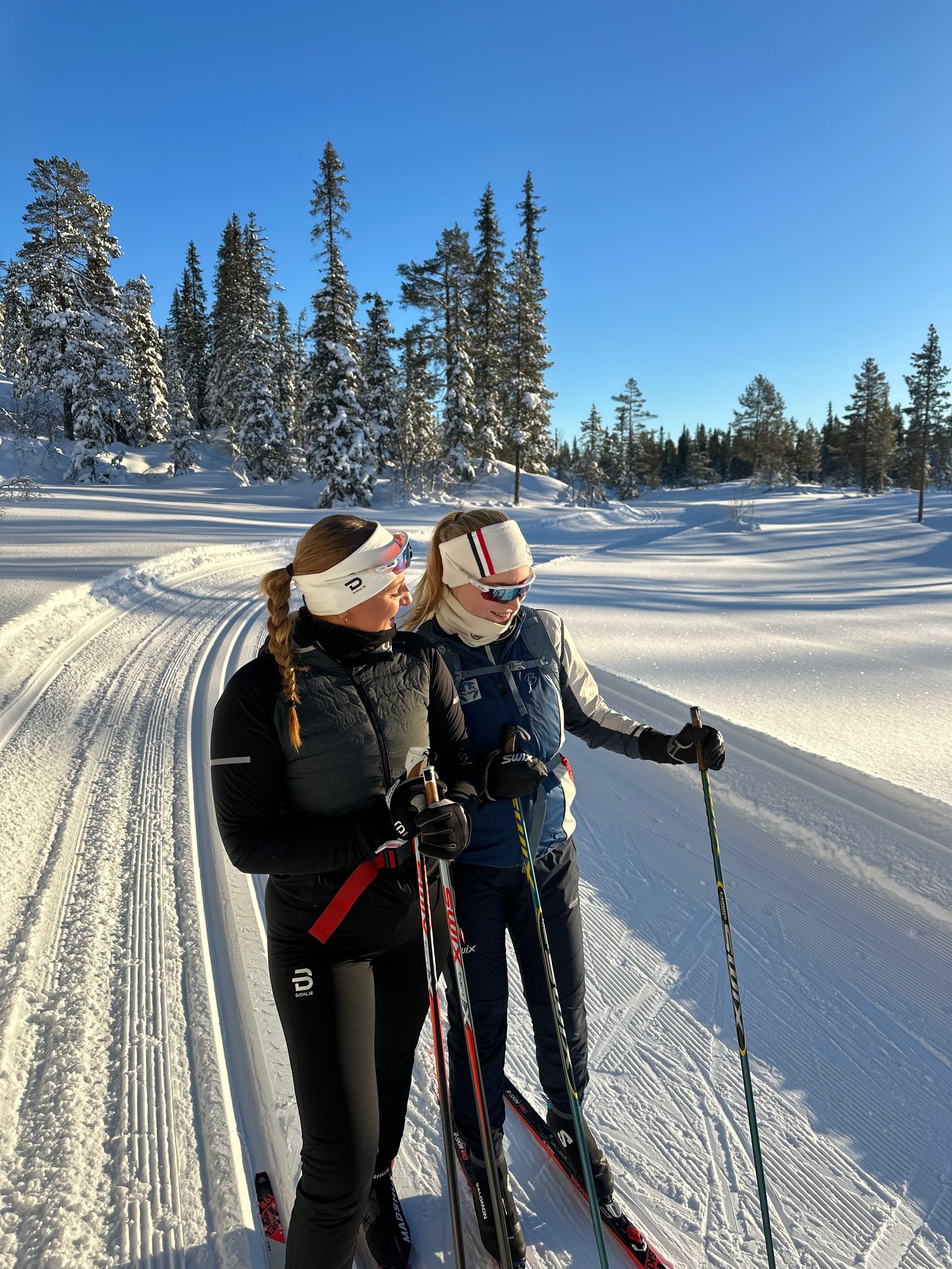 Skitøyer og hytte i snøen