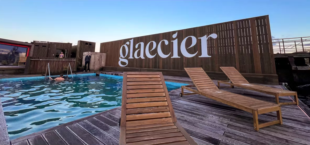 Filtreret og krystalklart havnevand hos Glaecier badeklub i København.