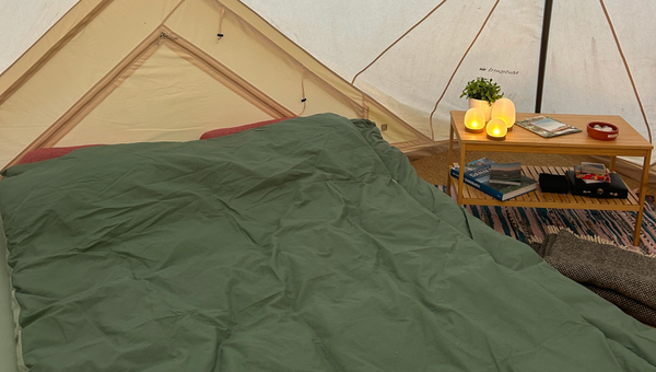 Sängen i glampingtältet