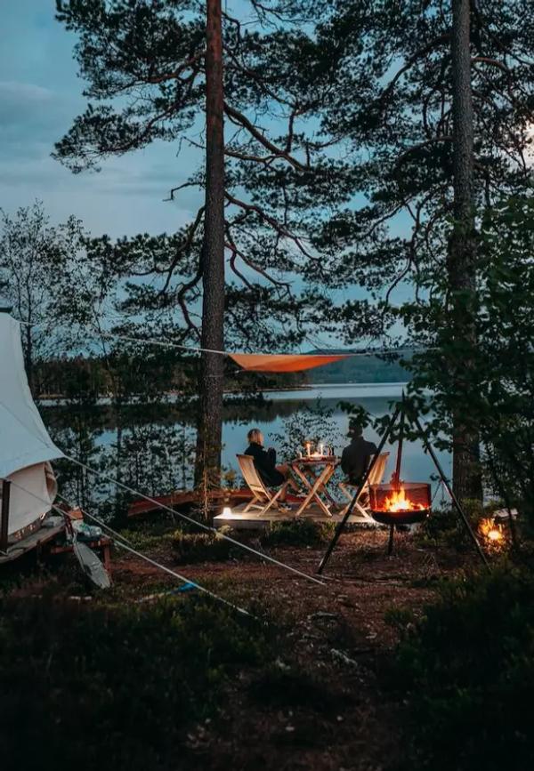 Par på glamping i Värmland vid solnedgången
