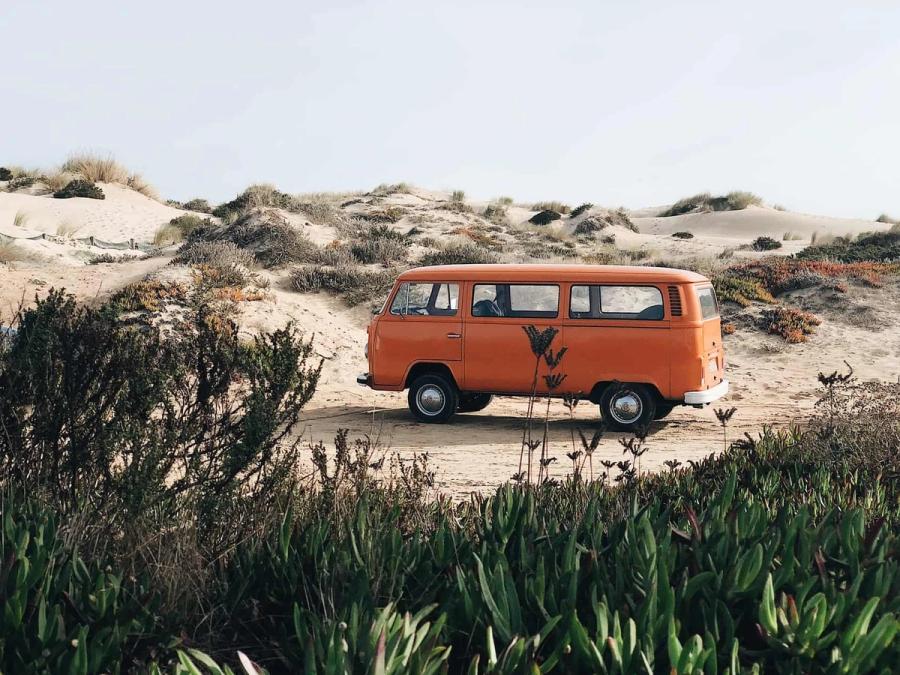Um campervan numa viagem de estrada na costa em Portugal